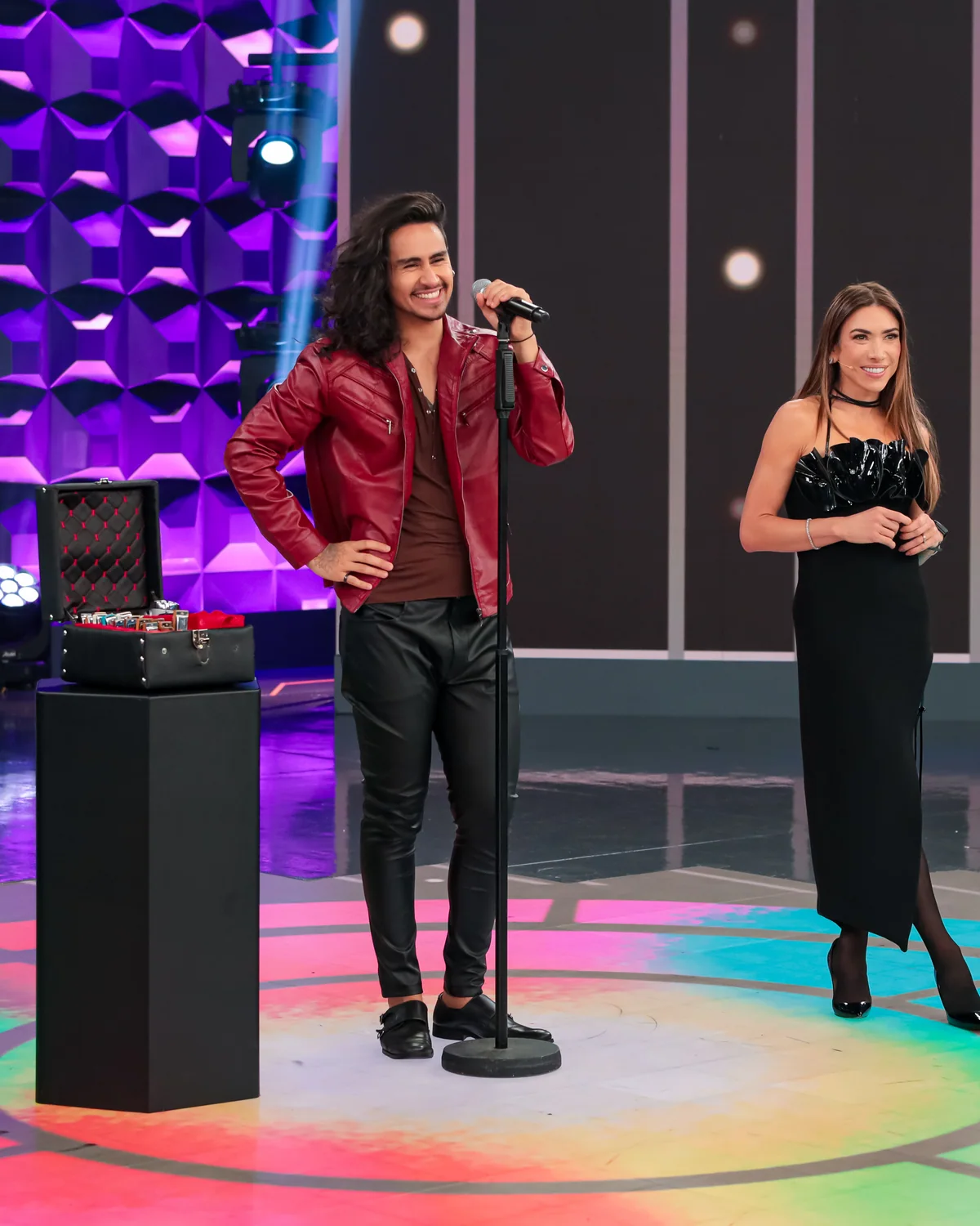 Igor Canêdo no palco do Programa Silvio Santos ao lado de Patrícia Abravanel