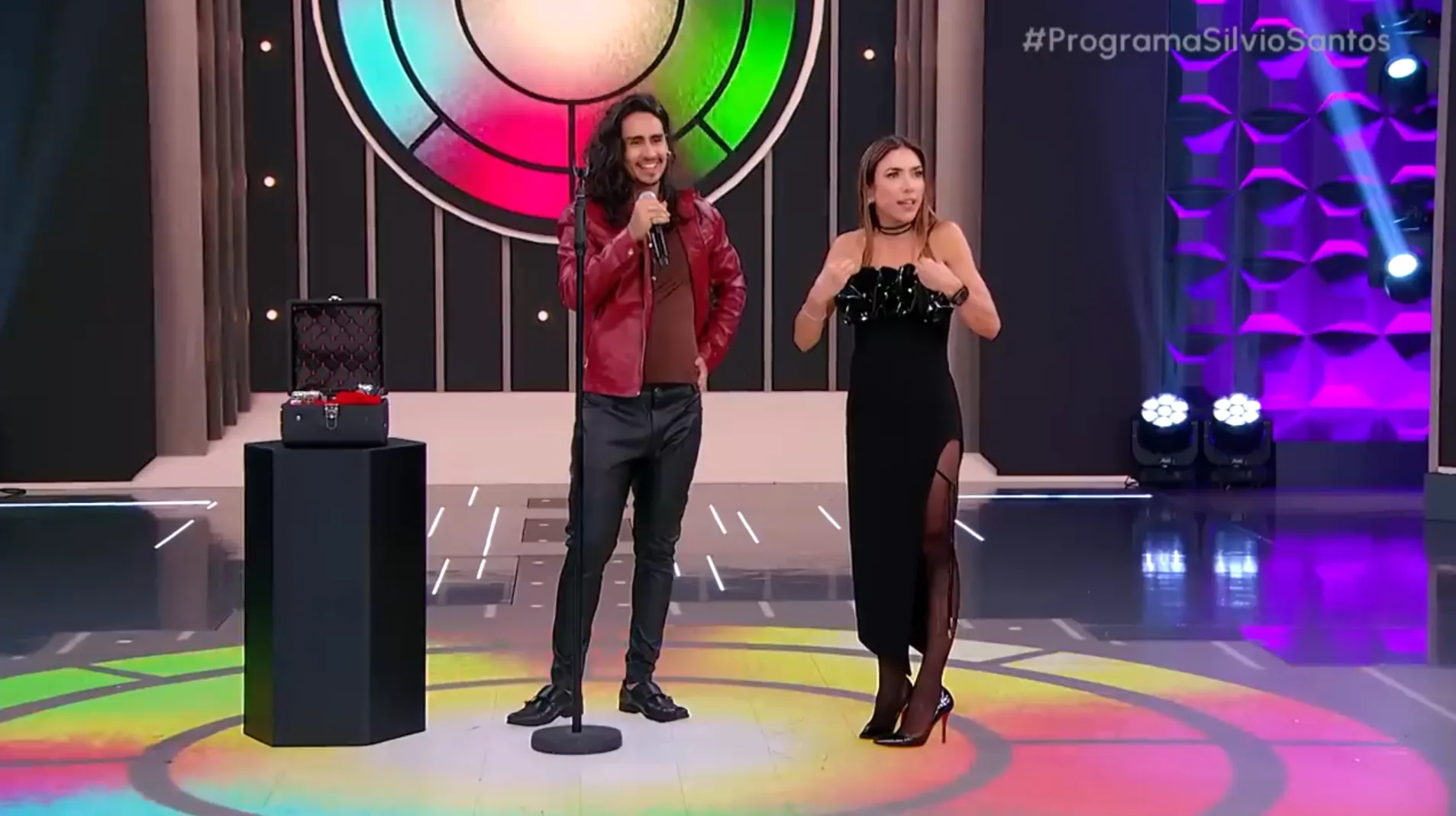 Igor Canêdo no palco do Programa Silvio Santos, no SBT